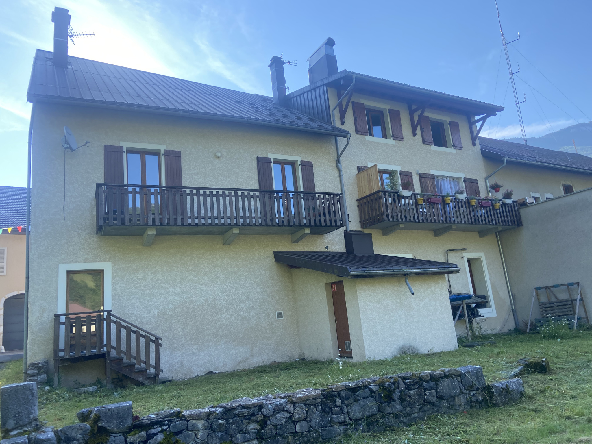 Immeuble avec un local commercial et 2 appartements loués à